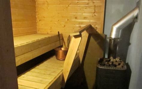 how hot is a sauna supposed to be